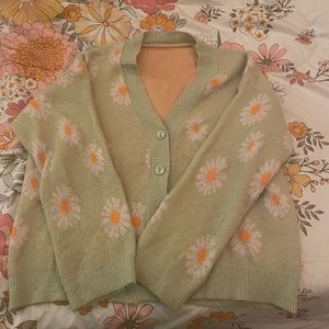 Green cardigan with daisies